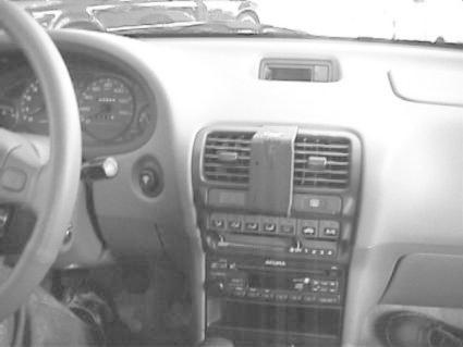 Interiör av en Honda Integra med tydlig monteringsbygel för tillbehör.