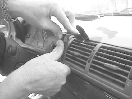 Hand som justerar insidan av en bilventil.