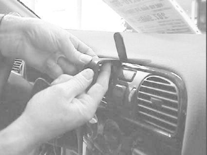 Armar som installerar eller justerar en del på Volvo S40 96-00.