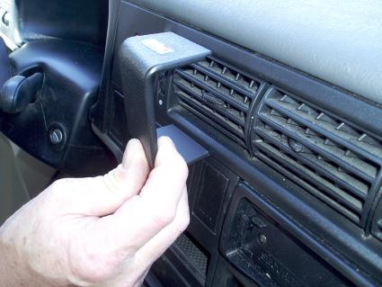 Handtag monteras på en bils instrumentpanel, centralt placerad.