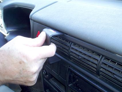 En hand justerar luftventilen i en Volkswagen Caravelle.