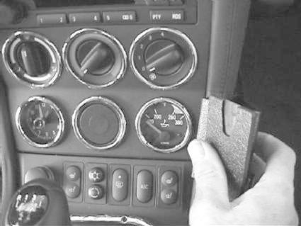 Instrumentpanel med kontroller och mätare i en BMW Z3.