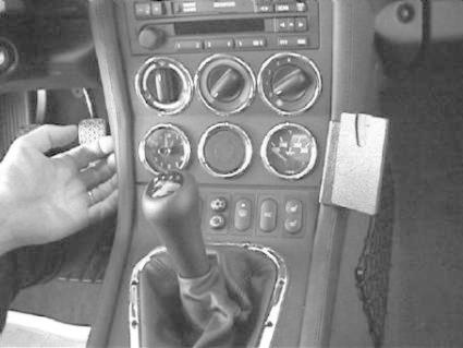 Instrumentpanel med kontrollknappar och växelspak i BMW Z3.