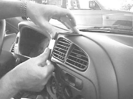 Montering av ProClip på bilens instrumentbräda.