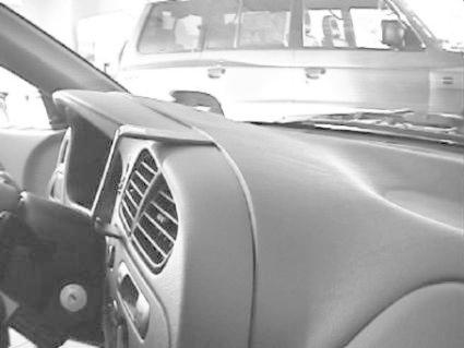 Bild på instrumentbräda i en bil med tillbehör.