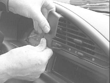 En person modifierar instrumentpanelen i en Citroën Berlingo.