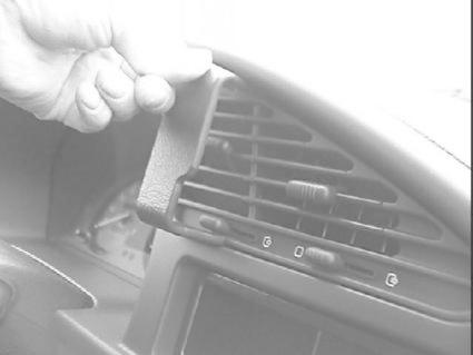 En hand justerar luftutloppet i en Citroen Berlingo.