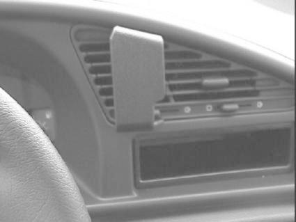 En del av instrumentpanelen med luftventil och utrymme för radio.