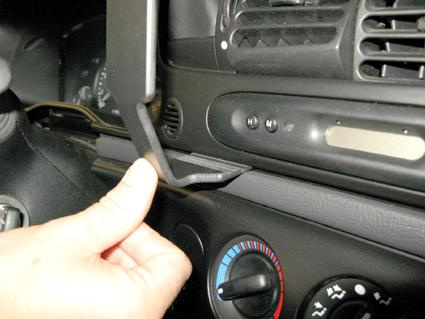 En hand justerar en del på instrumentbrädan i en Ford Mondeo.