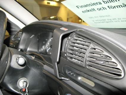 Inredning av en Ford Mondeo 97-00 med instrumentbräda och luftventiler.