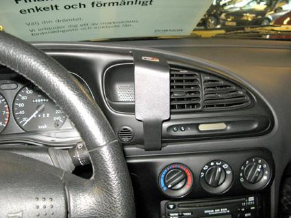 Instrumentpanelen i en Ford Mondeo 97-00 med luftventil och kontroller.