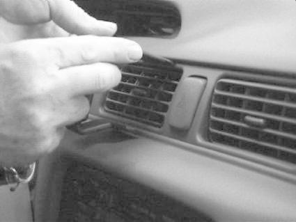 En hand justerar luftventilerna i en Toyota Camry 97-01.