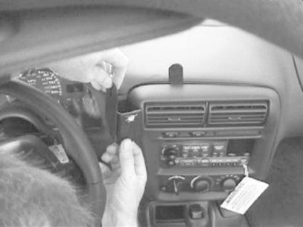 Montering av en bygel i en Chevrolet Camaro interiör.