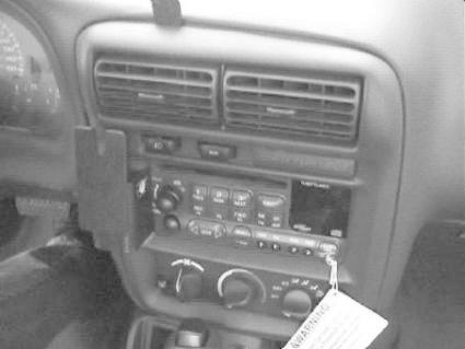 En monteringsbygel för Chevrolet Camaro/Z28, centrerad mellan luftventiler.