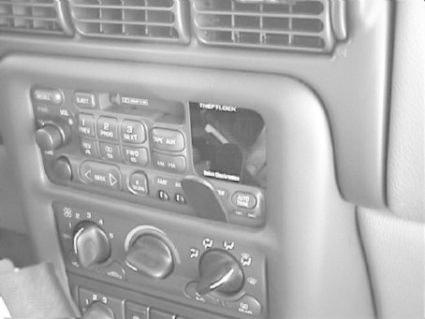 Instrumentbräda med radiokontroller och luftventiler.