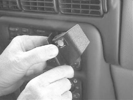 En hand håller i en vinklad komponent för Chevrolet Trans Sport/Venture.