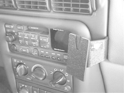 En vinklad hållare på bilens instrumentpanel.