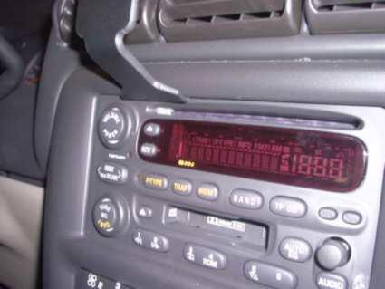 En bild av bilens stereo- och kontrollpanel.