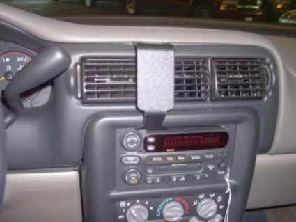 Centrerad instrumentpanel med luftventiler och stereo.