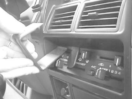 Monteringsbygel installeras i en bils instrumentpanel.