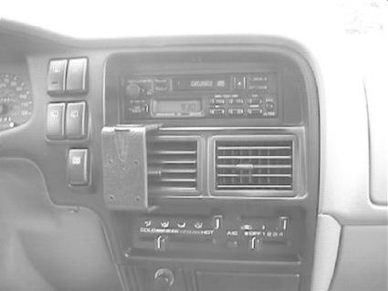 Monteringsbygel i bilinteriör för radio och tillbehör.