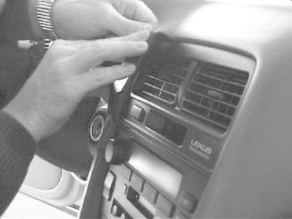 Händer som arbetar med instrumentpanelen i en Lexus ES 97-01.