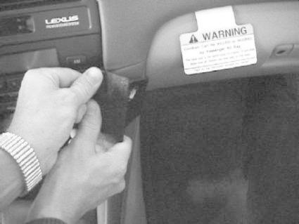 Händer som justerar något vid instrumentbrädan i en Lexus ES 97-01.