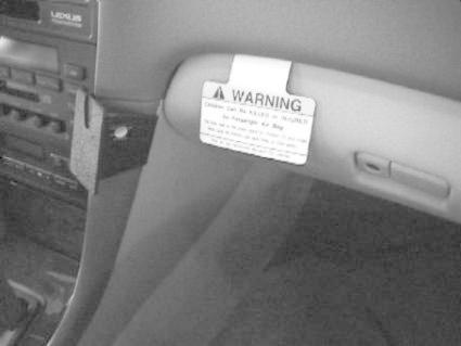 Varningstext på en innerdörr från en Lexus ES 97-01.