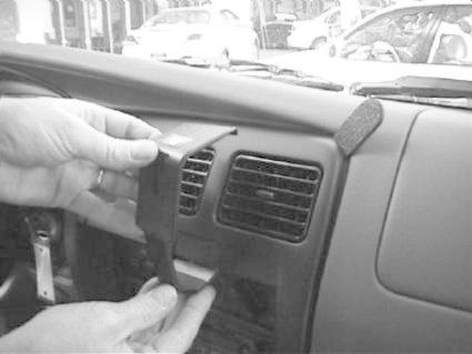 En hand håller i en del av interiören till en Toyota 4-Runner.