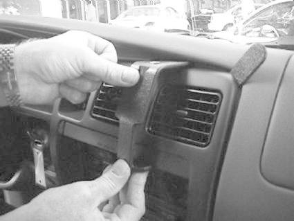 En person monterar en del på instrumentbrädan i en Toyota 4-Runner.