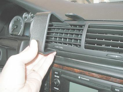 En hand som justerar ventilationsgallret i en Volkswagen Passat.