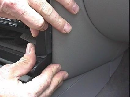 Bild visar en hand som justerar en del av inredningen i en Volkswagen Passat.