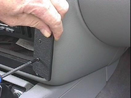 En hand som skruvar på en del i en Volkswagen Passat 97-05.