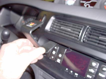 Interiör av Mitsubishi L200/Pick Up med centralkonsol och knappar.