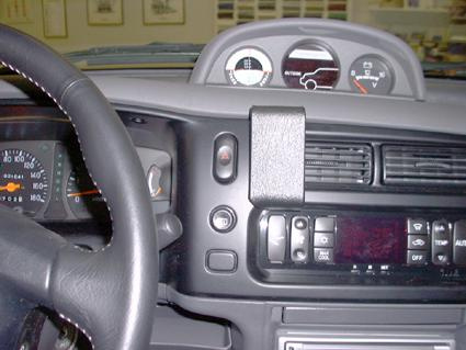 Bilinteriör med instrumentbräda och kontroller i en Mitsubishi L200.