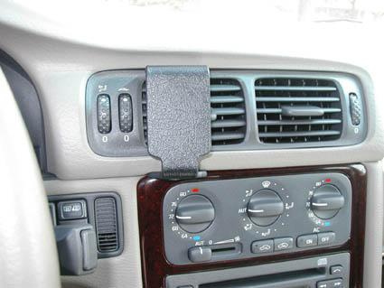 Instrumentpanel med kontrollpanel och luftutblås i en Volvo.