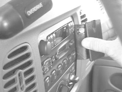 Ett handtag hålls mot en bilradio i en Ford Expedition.