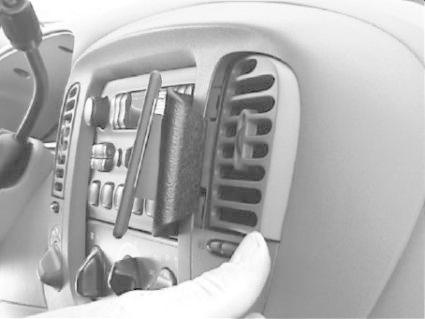 En ventilationsöppning på instrumentbrädan med en hållare.