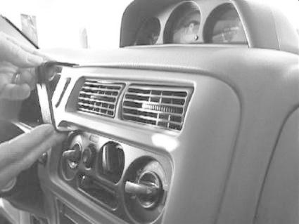 En hand justerar luftventiler i en bilen Mitsubishi Pajero Sport.