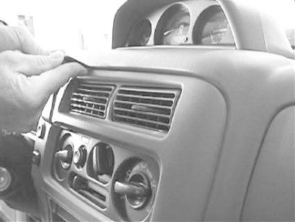 Uppplock av instrumentpanel i Mitsubishi Pajero Sport, detaljerad inspektion.