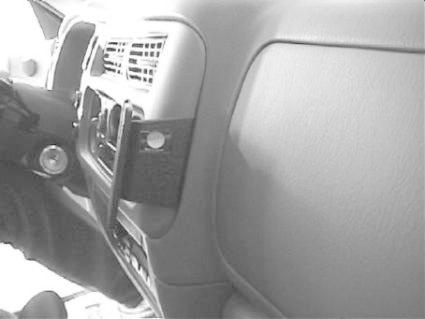 Instrumentbräda i Mitsubishi Pajero Sport 99-06, vinklad vy.