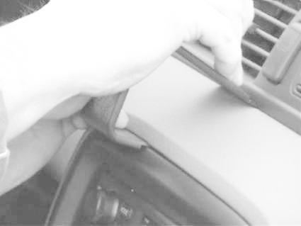 En hand justerar en del av instrumentpanelen på Honda CR-V 97-01.