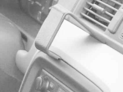 En centralt placerad hållare i ett Honda CR-V 97-01 interiör.