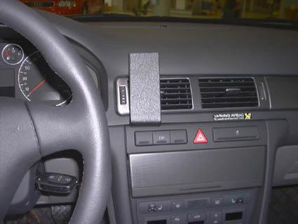 Instrumentpanel med luftventil och kontroller i en Audi A6.