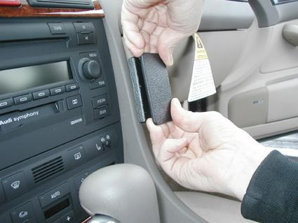 En person installerar en del i en Audi A6 interiör.