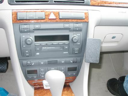 Ett bild av bilens mittkonsol med ljudsystem och kontroller.