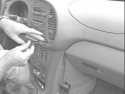 En person arbetar med radion i en Saab 9-3 98-02/900 94-98.