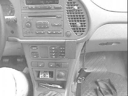 Interiör av Saab 9-3/900 med kontrollpanel och växelspak.