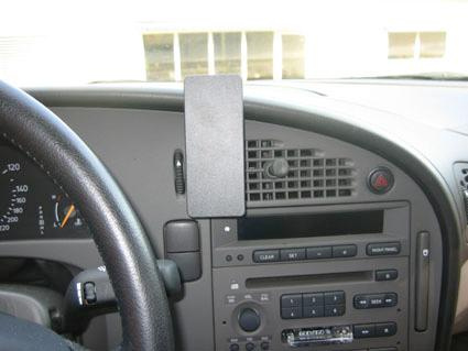 Instrumentpanel i en Saab 9-5 med träpanel och kontroller.