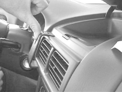 Händig installation av bilkomponent i Subaru Forester/Impreza interiör.